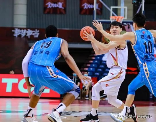 北京92:90险胜浙江，林书豪罚球绝杀存在争议，这球犯规了吗？