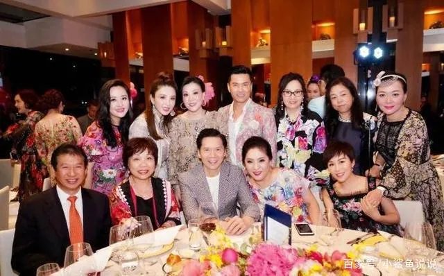 吴佩慈戴钻戒和男友现身秀恩爱，可纪晓波的表情让人忧心，为什么呢？