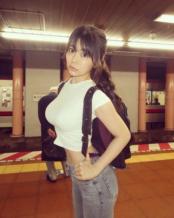 日本健身辣妹涉谷由里：身材火辣运动照叫人脸红心跳！