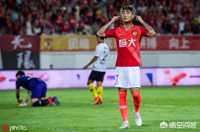 韦世豪：哥就是帅。进球后指着发型庆祝，是在彰显个性还是暗示从头再来？