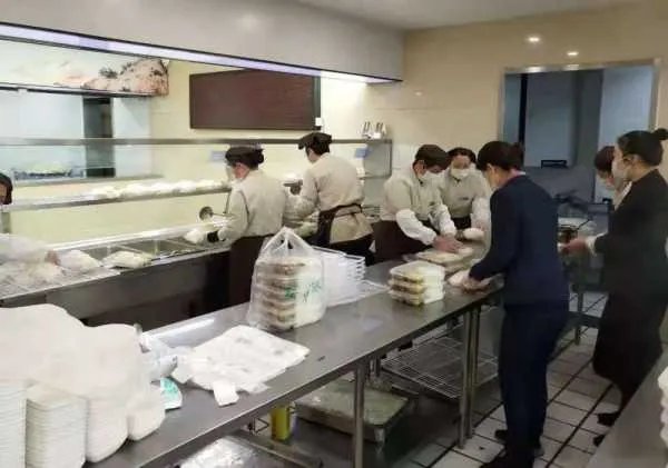 有网友曝料称，浙江一公司老板禁止员工热饭，员工的爆料是否属实？