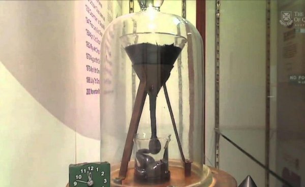 沥青滴漏实验快一百年了，他们是想证明什么？