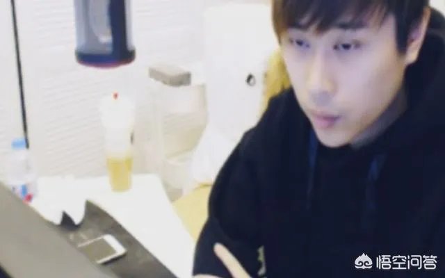 时隔一年多，昔日主播卢本伟正式复出，微博再发动态，竟被百万人转载，对此你怎么看？