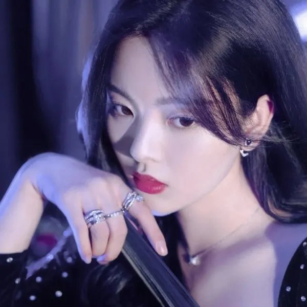 杨超越海边写真造型曝光，她的时尚表现力如何？