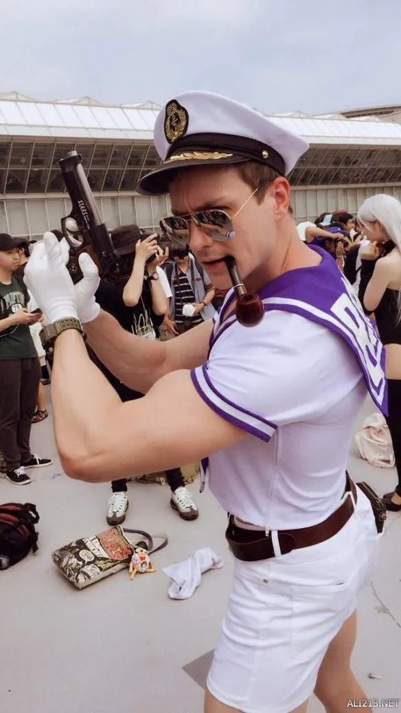 真人版拳皇特瑞！长相俊美 满身健壮肌肉简直太还原