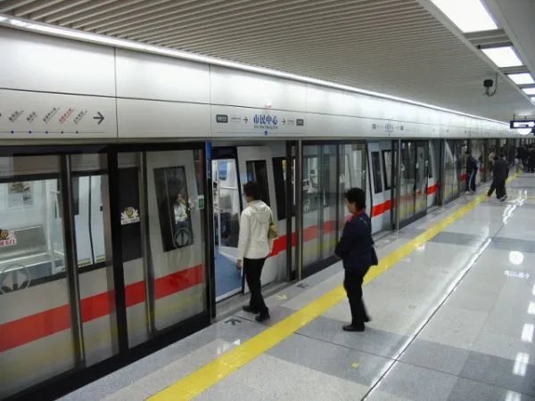 不坐地铁，只是从地下穿行，到底该不该收费?