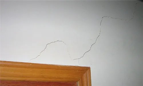 墙上有裂缝怎么办