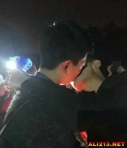 大震惊！高校现男男表白 二人牵手成功甜蜜拥吻