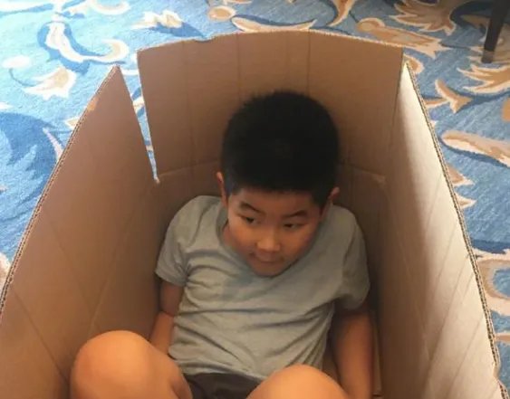 绝对是亲妈，胡可爆小鱼儿近照且调侃寄快递会超重，到底发生了什么事情？