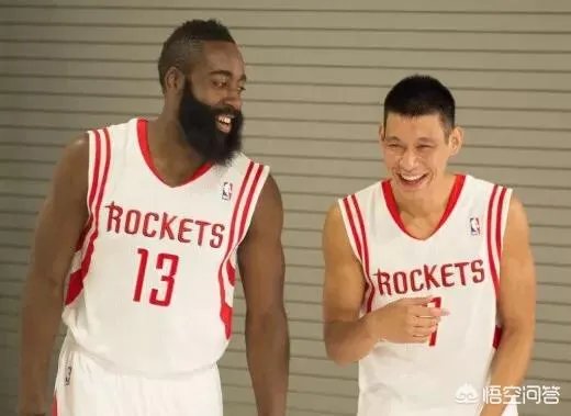 猛龙VS尼克斯比赛结束后,林书豪急不可耐和一人合影引中国球迷轰动,她是什么来历?