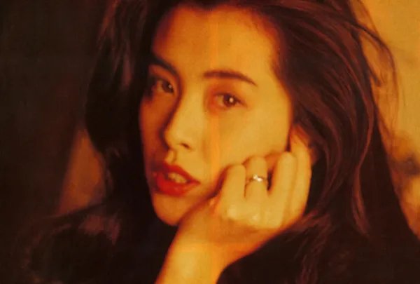 网友温哥华偶遇王祖贤遛狗，你感觉她现在的身材如何？