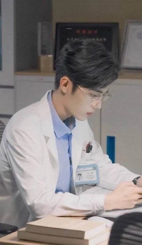 《余生请多指教》肖战上演“霸道医生”，肖战与医生的形象是否贴合？