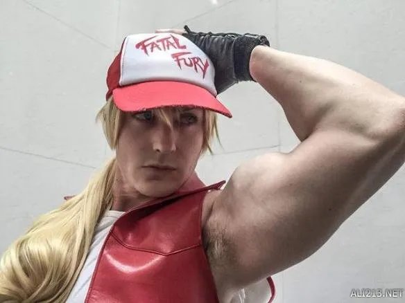 真人版拳皇特瑞！长相俊美 满身健壮肌肉简直太还原