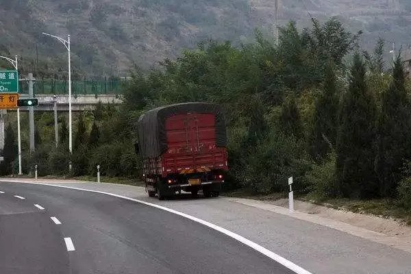 女司机高速停车炒股被罚，高速上能随意停车吗？