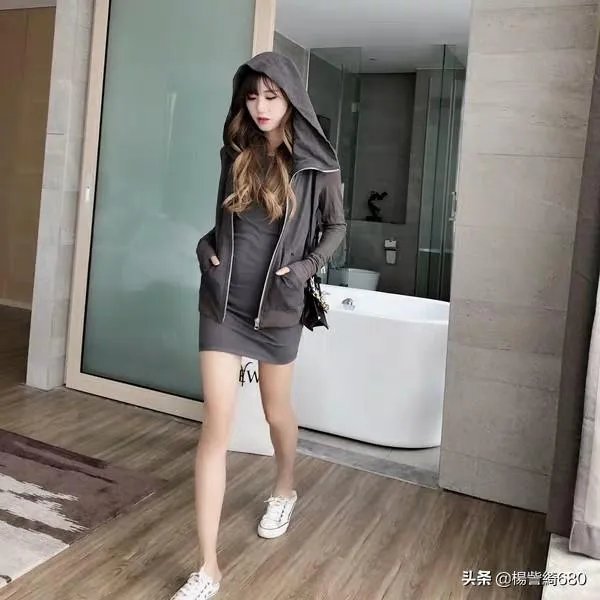 无袖连衣裙怎么搭配才好看？