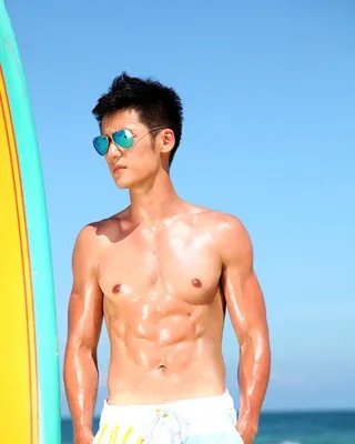 蒋劲夫腹肌照片大盘点 自曝小学就练出腹肌