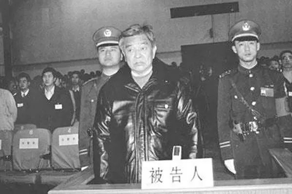 褚时健的传奇人生简介 因为什么进去的