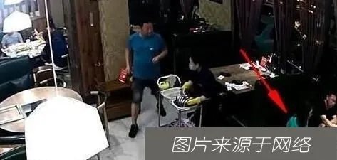 女子深夜陪2男吃饭，老公出现暴打三人，如果是你老婆，你会这样吗？