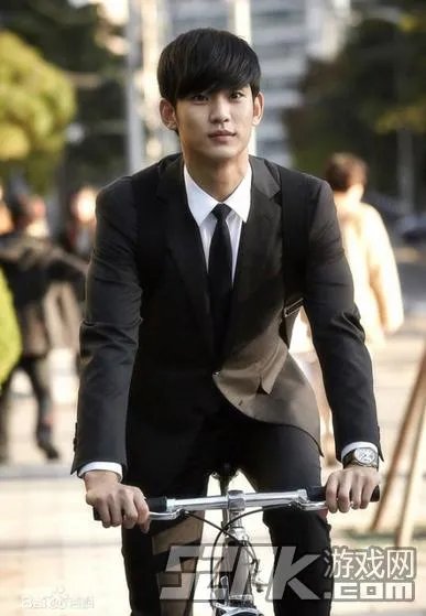 金秀贤亮相北京车展引骚乱 教授男神魅力有增无减