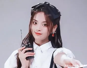 杨超越海边写真造型曝光，她的时尚表现力如何？