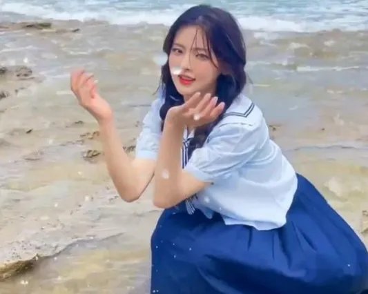 杨超越海边写真造型曝光，她的时尚表现力如何？