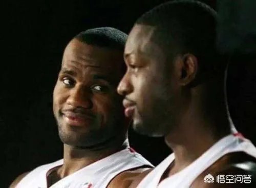 湖人生涯首次缺阵的詹姆斯在家看起了韦德和猛龙队的比赛直播，对此你怎么看？