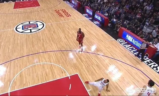 哈登“死亡后撤”晃飞韦斯利约翰逊3米远，王之蔑视对手5秒后三分命中，什么水平？