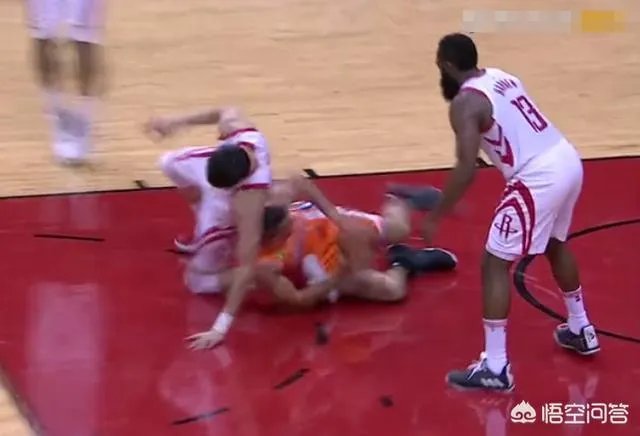 周琦首秀重伤离场，整条腿被碾压，坐在轮椅上动弹不得，当时发生了什么？