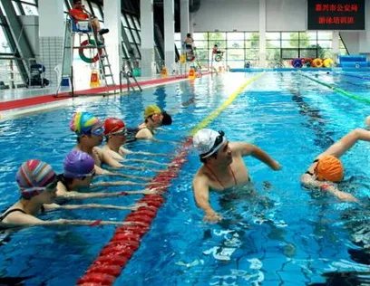 张家界一男童参加游泳培训班溺水进ICU，此事该谁来担责？