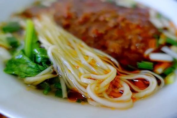 郭德纲开面馆，卖68元1碗的牛肉面，为什么有人说里面不是真正的牛肉？