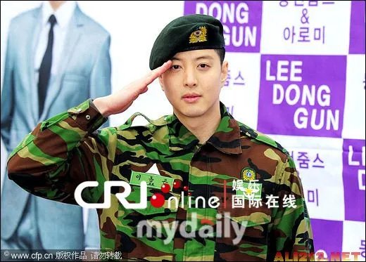 宋钟基军装照清瘦外型 韩星军装照大比拼