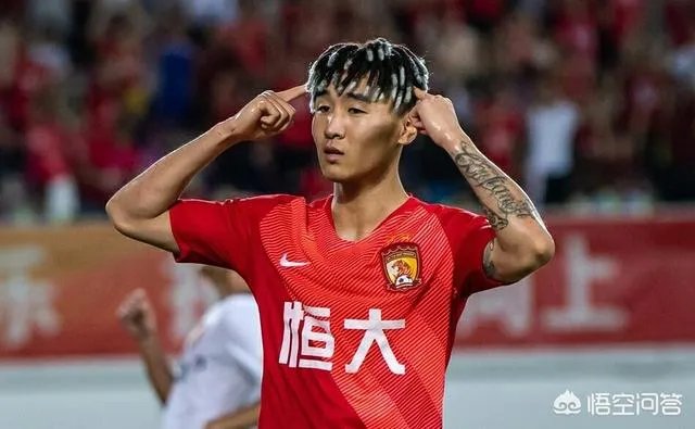 韦世豪：哥就是帅。进球后指着发型庆祝，是在彰显个性还是暗示从头再来？