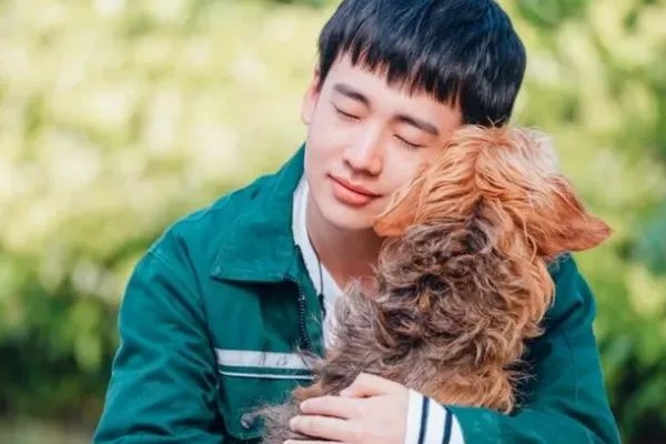 与最穷郭德纲离婚，丢弃郭麒麟远走国外，胡中惠如今怎样了？