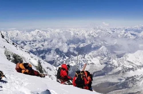 我国珠峰科考队员成功登顶,登山队员们是如何规避风险的?