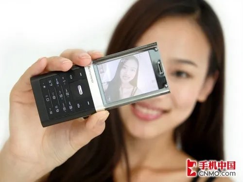 全球首款透明彩显机 联想S800美女送测
