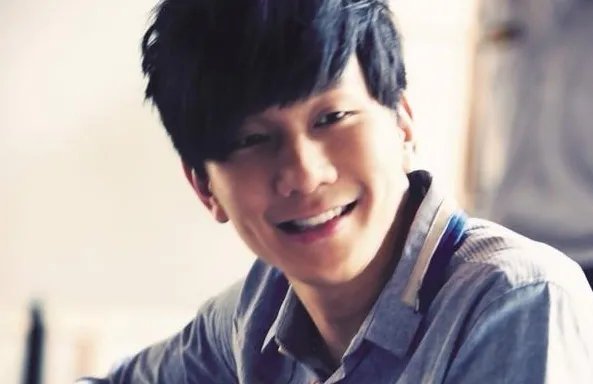 林俊杰是富二代吗？除了唱歌还有别的产业吗？