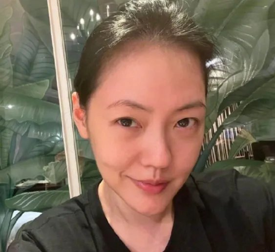 小S风波后晒自拍美照，素颜出镜面露微笑，你觉得她的状态如何？