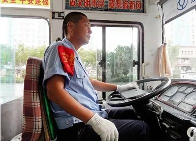 网曝昆明一公交司机等红灯时吃饭是真的吗？