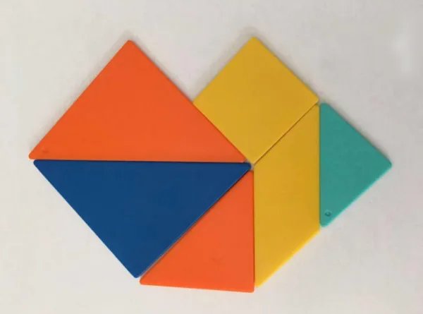 七巧板拼成一个六边形。