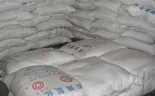 尿素和氯化铵哪种肥料容易使土壤板结？尿素的主要成分有哪些？