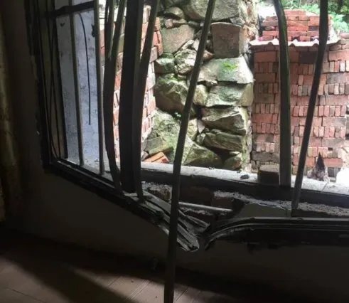 巨石破窗而入砸到正在睡觉的女婴床上是怎么回事？
