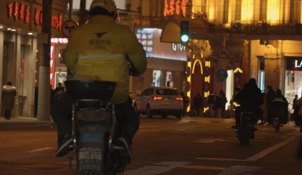 “流调中最辛苦的打工人”在全网刷屏，他为何要活得这么辛苦？