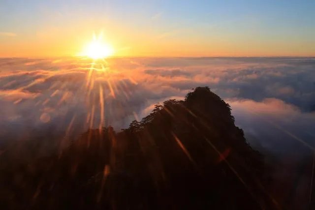 日落香残，免去凡心一点。求下联？