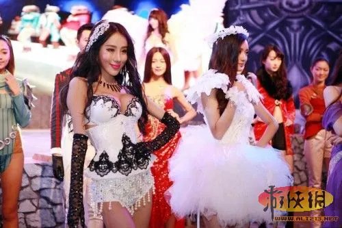 雅典娜歪歪CJ现场再现！ 展台上演维密内衣秀