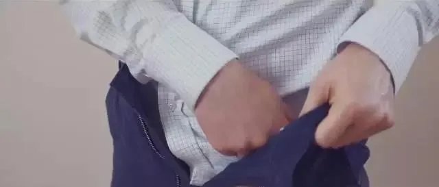 穿正装要不要把衬衫塞进裤子？