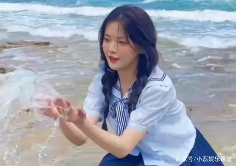 杨超越海边写真造型曝光，她的时尚表现力如何？