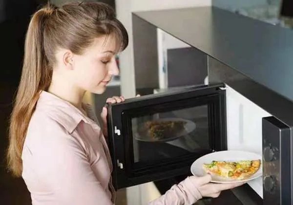 有网友曝料称，浙江一公司老板禁止员工热饭，员工的爆料是否属实？