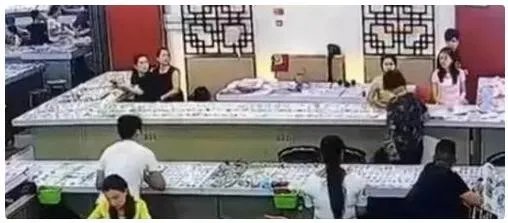 摔断玉镯女游客录视频公开道歉:我一定会赔偿