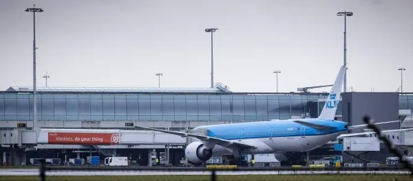 南非飞荷兰航班61人新冠检测呈阳性，两人采取了哪些应对措施？