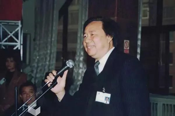 如何评价集“首富”与“首骗”于一身的牟其中？